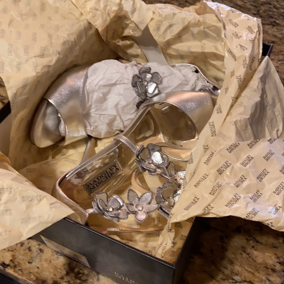 STUNNING metallic 4 inch sandals - Picture 4 of 5